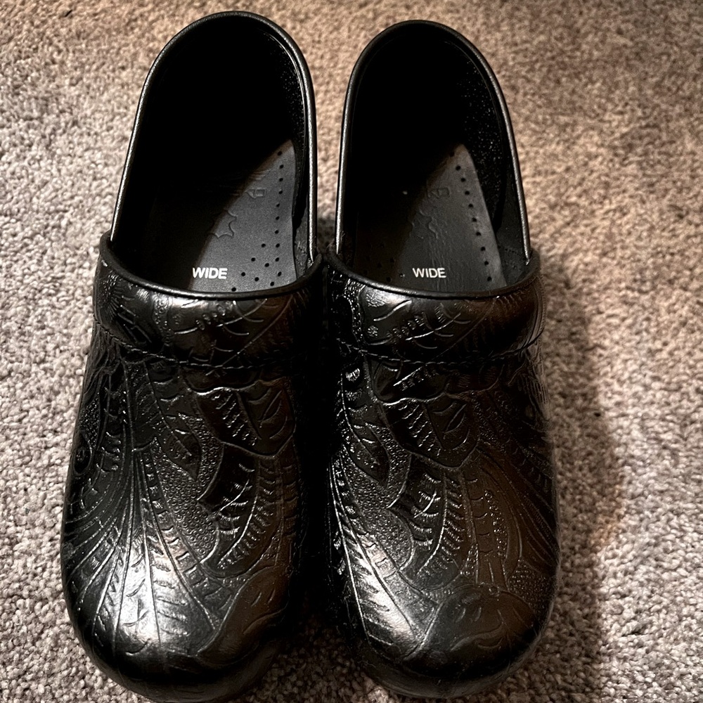 NWOB Black embossed Dansko shoes size 38 wide